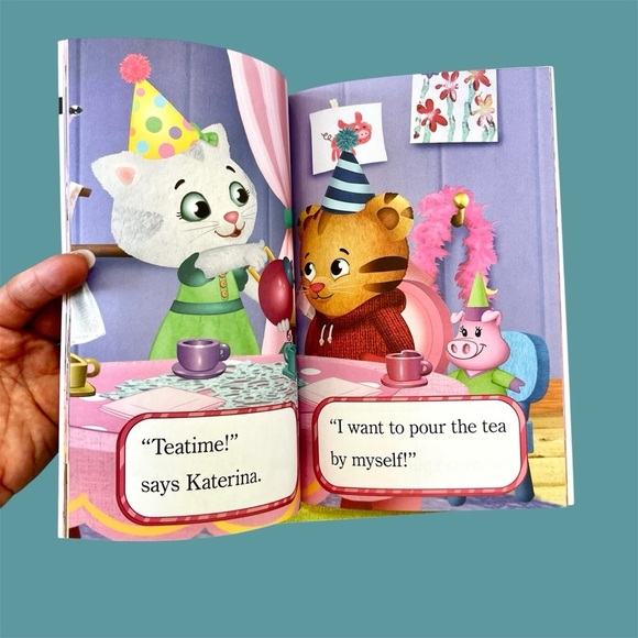 Set of 4 Pre-level One Daniel Tigers Neighborhood Books in excellent condition. - Picture 3 of 4